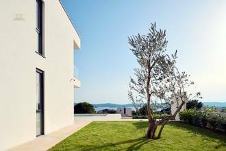 Thumbnail von Moderne Luxusvilla mit Swimmingpool und Meerblick