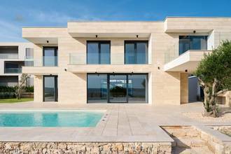 Thumbnail von Moderne Luxusvilla mit Swimmingpool und Meerblick