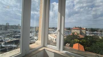 Thumbnail von Außergewöhnliche Wohnung mit großer Terrasse in historischer Villa