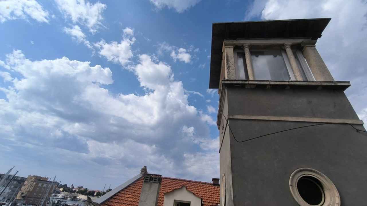 Außergewöhnliche Wohnung mit großer Terrasse in historischer Villa