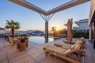 Thumbnail von Villa moderna con piscina e vista mare