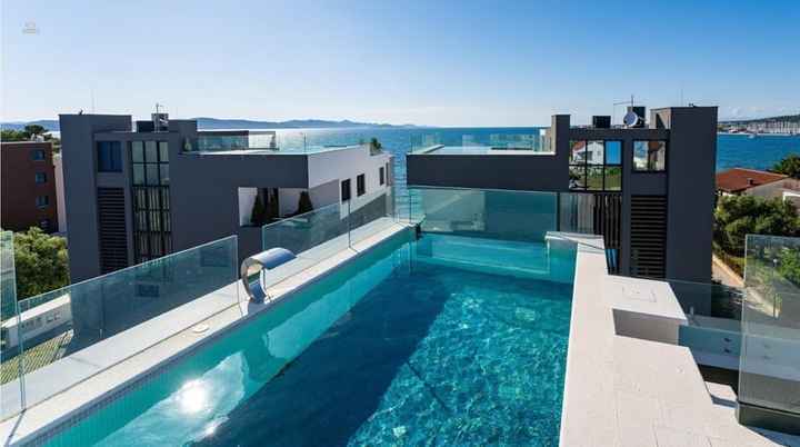 Luxurious penthouse with rooftop pool near the sea