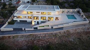 Thumbnail von Modern lüks villa havuz ve deniz manzarasıyla