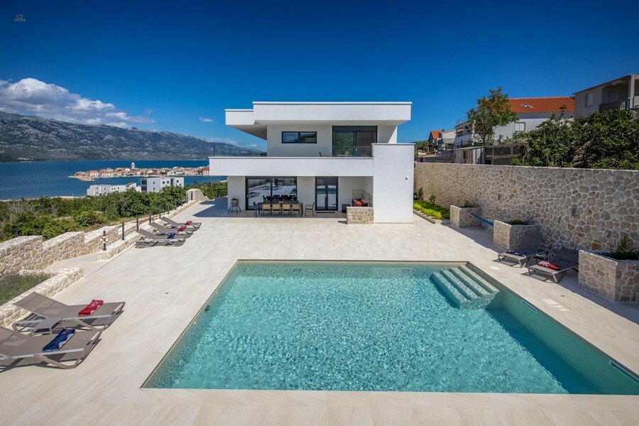 Modern lüks villa havuz ve deniz manzarasıyla