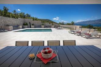 Thumbnail von Modern lüks villa havuz ve deniz manzarasıyla