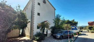 Thumbnail von Haus mit drei Wohnungen nahe dem Meer