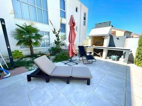 Thumbnail von Moderne Wohnung mit Garten und Swimmingpool