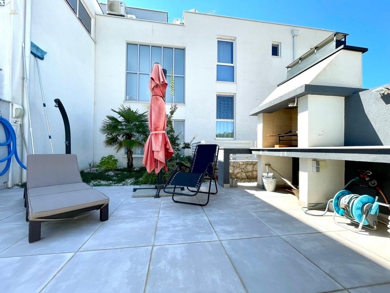 Thumbnail von Moderne Wohnung mit Garten und Swimmingpool