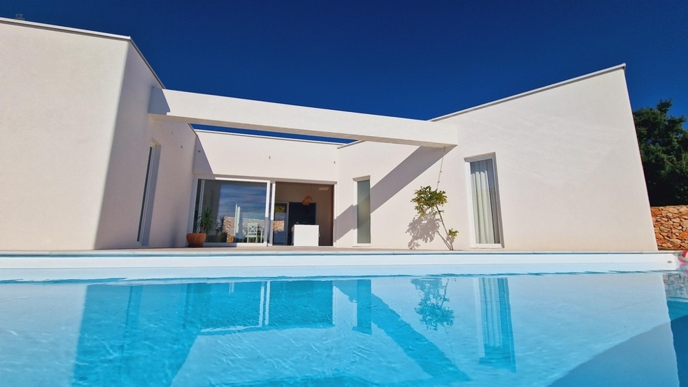 Moderne Villa mit Pool in ruhiger Lage