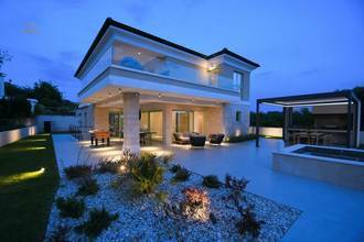 Thumbnail von Attraktive Villa mit Pool und Blick auf das Meer