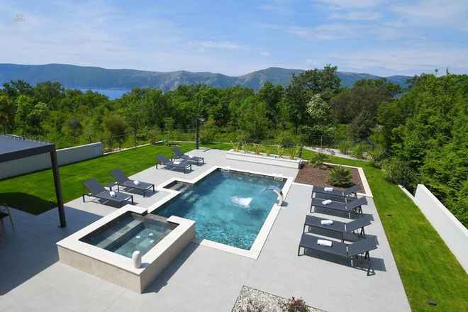 Attraktive Villa mit Pool und Blick auf das Meer