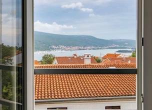 Thumbnail von Haus mit Swimmingpool und Blick auf das Meer