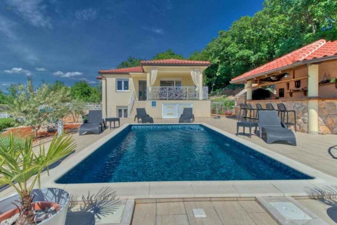 Freistehendes Haus mit zwei Appartements und Swimmingpool