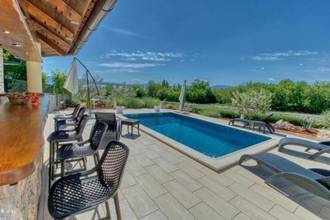 Thumbnail von Freistehendes Haus mit zwei Appartements und Swimmingpool