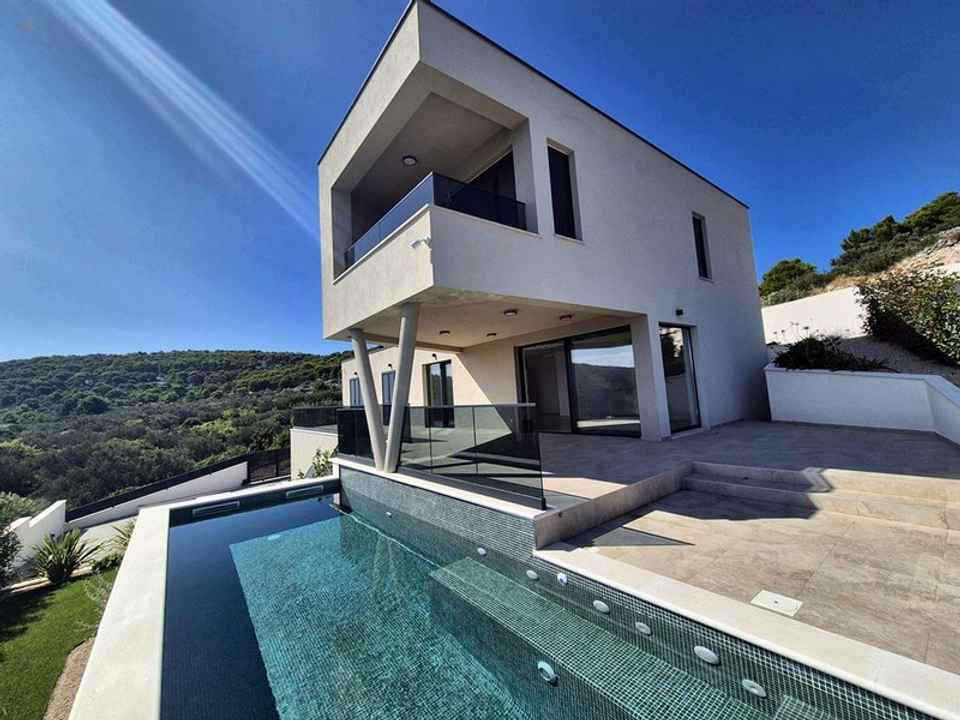 Moderne Villa mit Swimmingpool und Meerblick