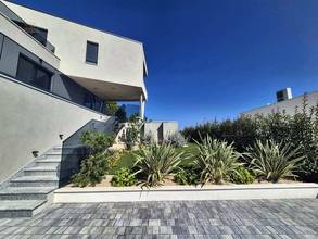 Thumbnail von Moderne Villa mit Swimmingpool und Meerblick