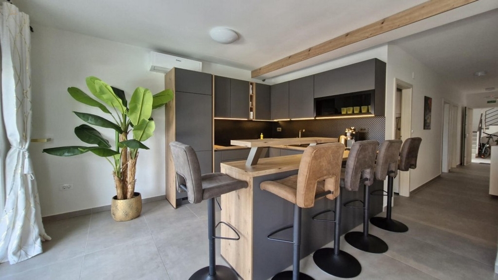 Thumbnail von Erdgeschosswohnung mit Garten und Pool