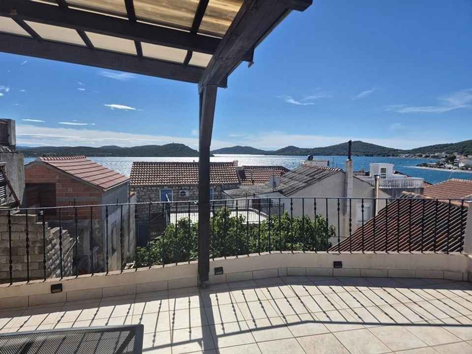 Mediterranes Steinhaus mit Dachterrasse und schönem Meerblick