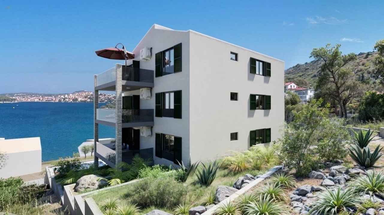 Moderne Neubauwohnungen nahe dem Meer