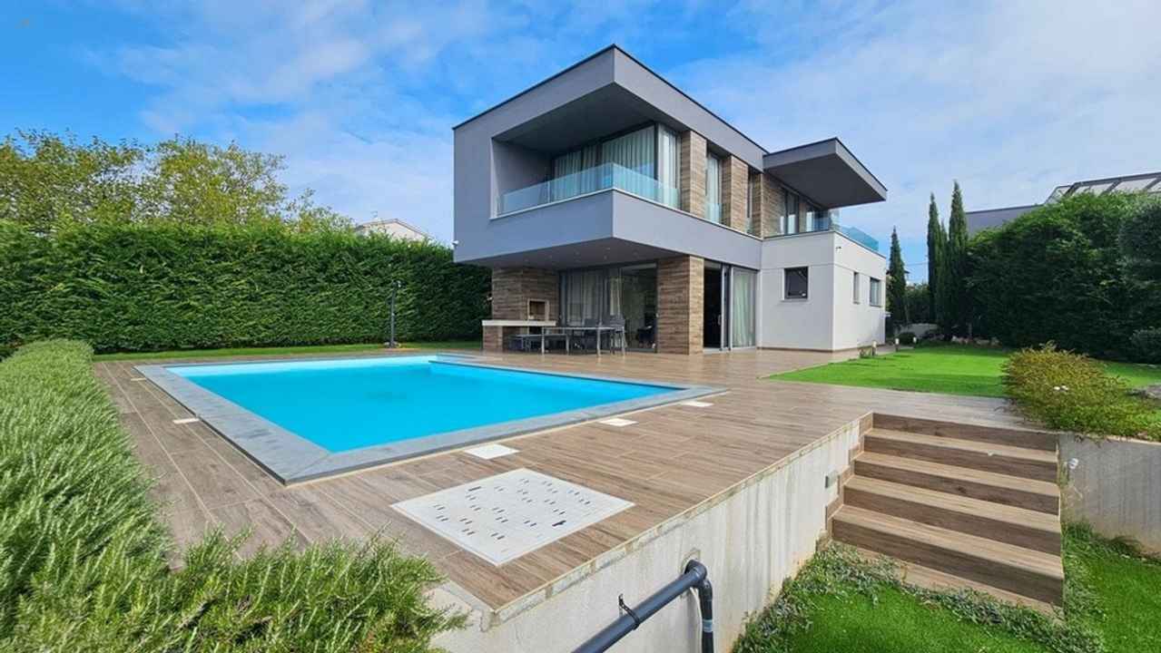 Moderne Villa mit Swimmingpool und Meerblick
