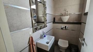 Thumbnail von Moderne Villa mit Swimmingpool und Meerblick