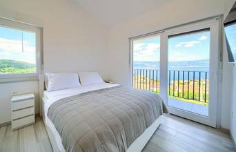 Thumbnail von Moderne Villa mit Stadt- und Meerblick