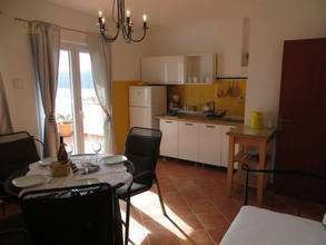 Thumbnail von Haus mit Meerblick in der Region Trogir (Festlandküste)