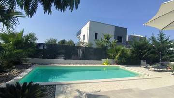 Thumbnail von Moderne Villa mit Swimmingpool und Meerblick