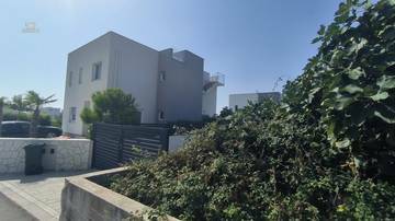 Thumbnail von Moderne Villa mit Swimmingpool und Meerblick