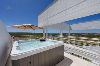 Thumbnail von Moderne Villa mit Swimmingpool und Meerblick, Region Sukosan