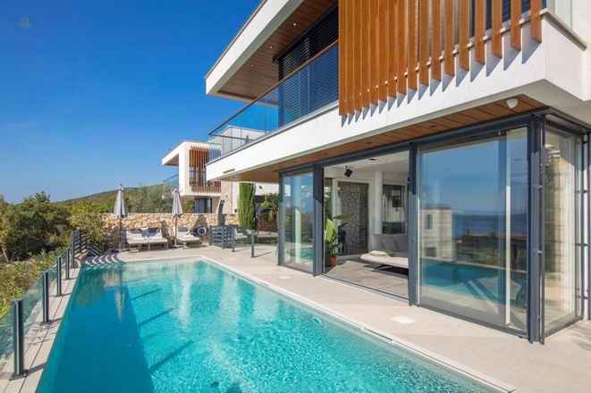 Moderne Villa mit Pool, Meerblick und Garage