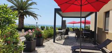 Thumbnail von Haus mit drei Wohnungen direkt am Strand