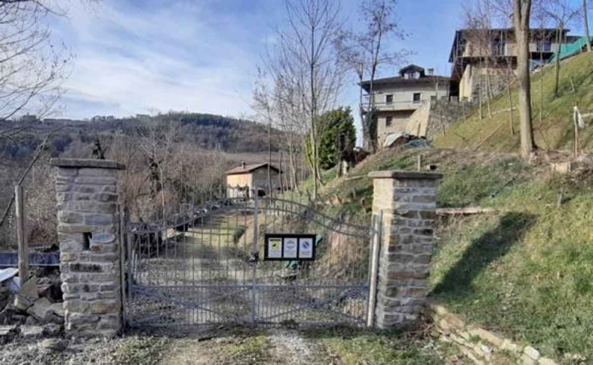 Ganzes Dorf in der Langhe zum Verkauf