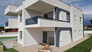 Thumbnail von Moderne Doppelhaushälften mit Pool und Meerblick