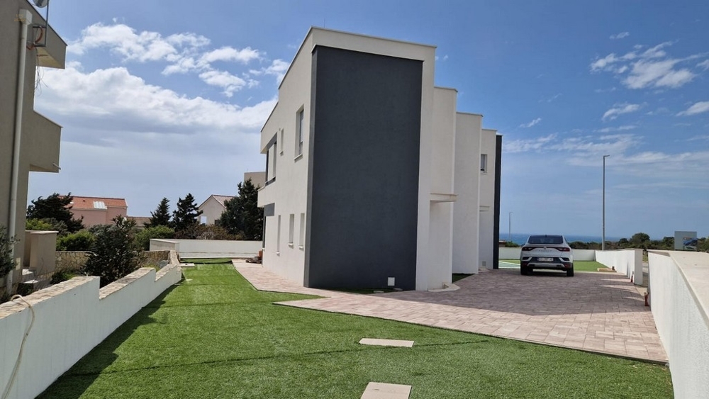 Moderne Doppelhaushälften mit Pool und Meerblick