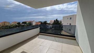 Thumbnail von Moderne Doppelhaushälften mit Pool und Meerblick