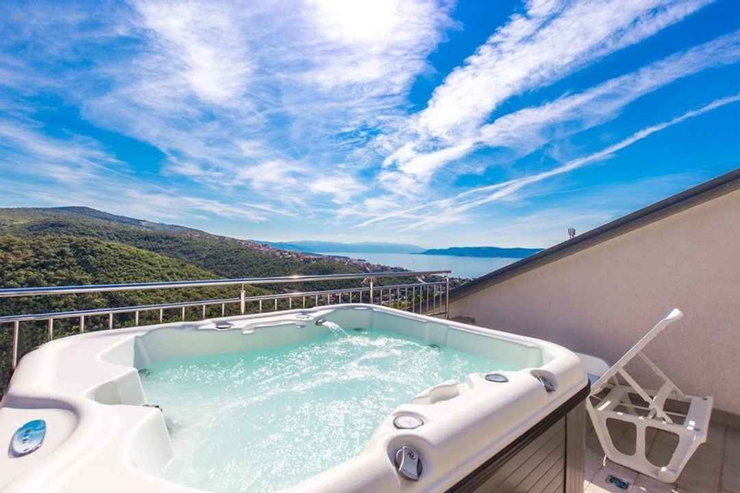 Moderne Maisonettewohnung mit Dachterrasse und Jacuzzi