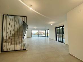 Thumbnail von Luxuriöse Doppelhaushälfte mit Swimmingpool und Blick auf das Meer