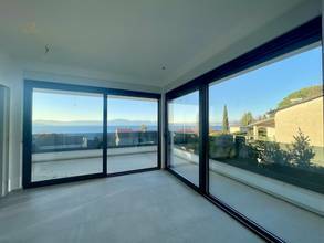 Thumbnail von Luxuriöse Doppelhaushälfte mit Swimmingpool und Blick auf das Meer