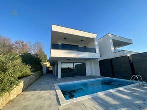 Thumbnail von Luxuriöse Doppelhaushälfte mit Swimmingpool und Blick auf das Meer