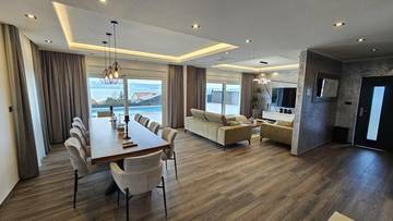 Thumbnail von Moderne Luxusvilla mit Pool und schönem Meerblick