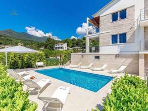 Thumbnail von Villa mit Pool und schönem Meerblick