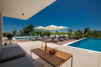 Thumbnail von Luxuriöse Doppelhaushälfte mit Pool und Meerblick, Region Opatija