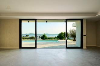 Thumbnail von Luxuriöse Villa mit Swimmingpool und Meerblick