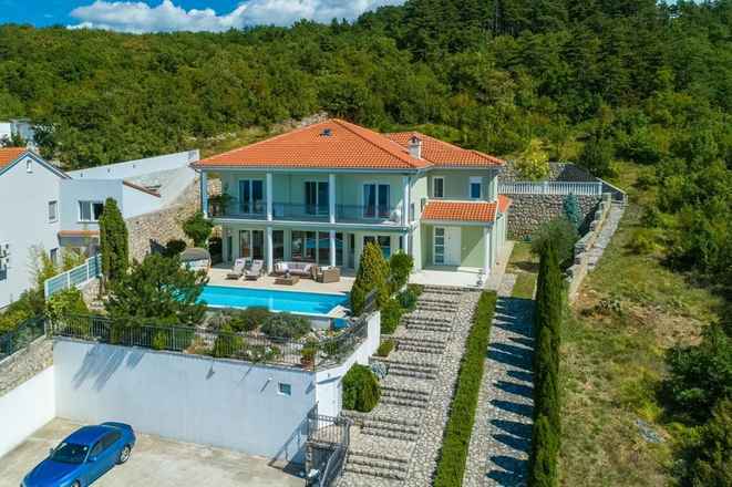 Mediterrane Villa mit Swimmingpool in attraktiver Lage