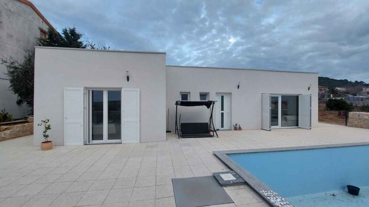 Moderner Bungalow mit Swimmingpool
