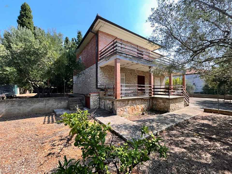 Haus mit großem Garten nahe dem Meer