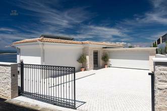 Thumbnail von Luksusowa willa śródziemnomorska z panoramicznym widokiem na morze i basenem typu infinity