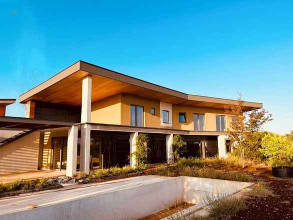 Modern lüks villa yüzme havuzuyla