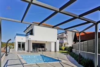 Thumbnail von Villa mit Swimmingpool und Blick auf das Meer